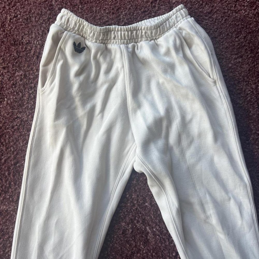 Adidas white sweatpants with elastic waistband #athleisure #loungewear